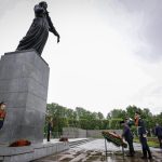 presiden prabowo subianto letakkan karangan bunga di piskarovskoye memorial, hormati jutaan korban perang dunia ii