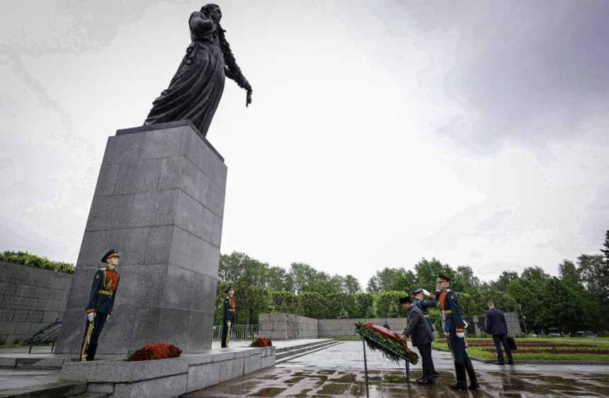 presiden prabowo subianto letakkan karangan bunga di piskarovskoye memorial, hormati jutaan korban perang dunia ii