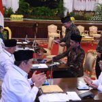 presiden jokowi dan wapres ma’ruf amin serahkan zakat melalui baznas