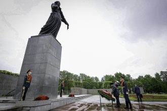 president prabowo pays tribute to siege of leningrad’s victims at piskaryovskoye memorial cemetery