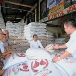 tinjau pasar induk cipinang, presiden jokowi pastikan stok beras tersedia