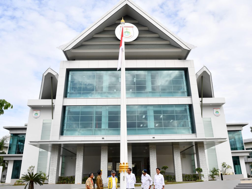 awali hari kedua di sulawesi barat, presiden jokowi tinjau kantor gubernur 18 awali hari kedua di sulawesi barat, presiden jokowi tinjau kantor gubernur