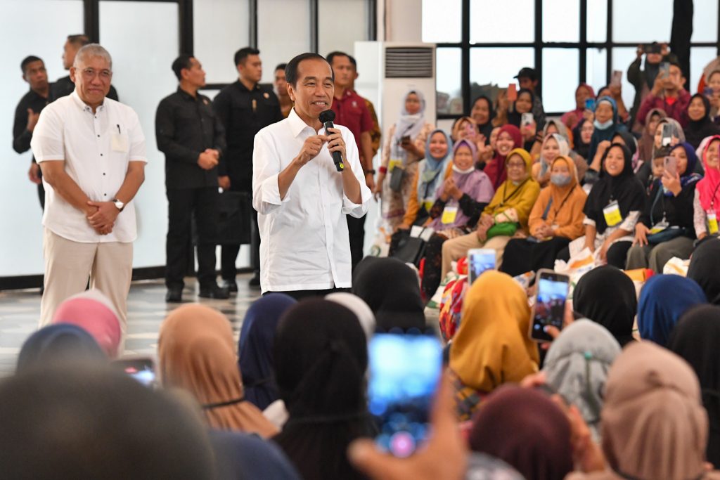 presiden jokowi pastikan bantuan pangan terus bergulir 18 presiden jokowi pastikan bantuan pangan terus bergulir