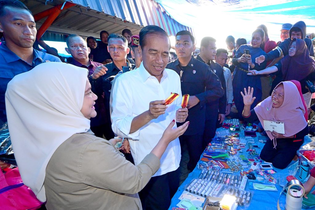 hari kedua di sulsel, presiden dan ibu iriana kunjungi pasar cekkeng bulukumba 18 hari kedua di sulsel, presiden dan ibu iriana kunjungi pasar cekkeng bulukumba