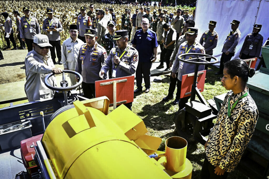 tinjau stan hilirisasi jagung di bengkayang, presiden prabowo apresiasi inovasi umkm dan komitmen swasembada 18 tinjau stan hilirisasi jagung di bengkayang, presiden prabowo apresiasi inovasi umkm dan komitmen swasembada