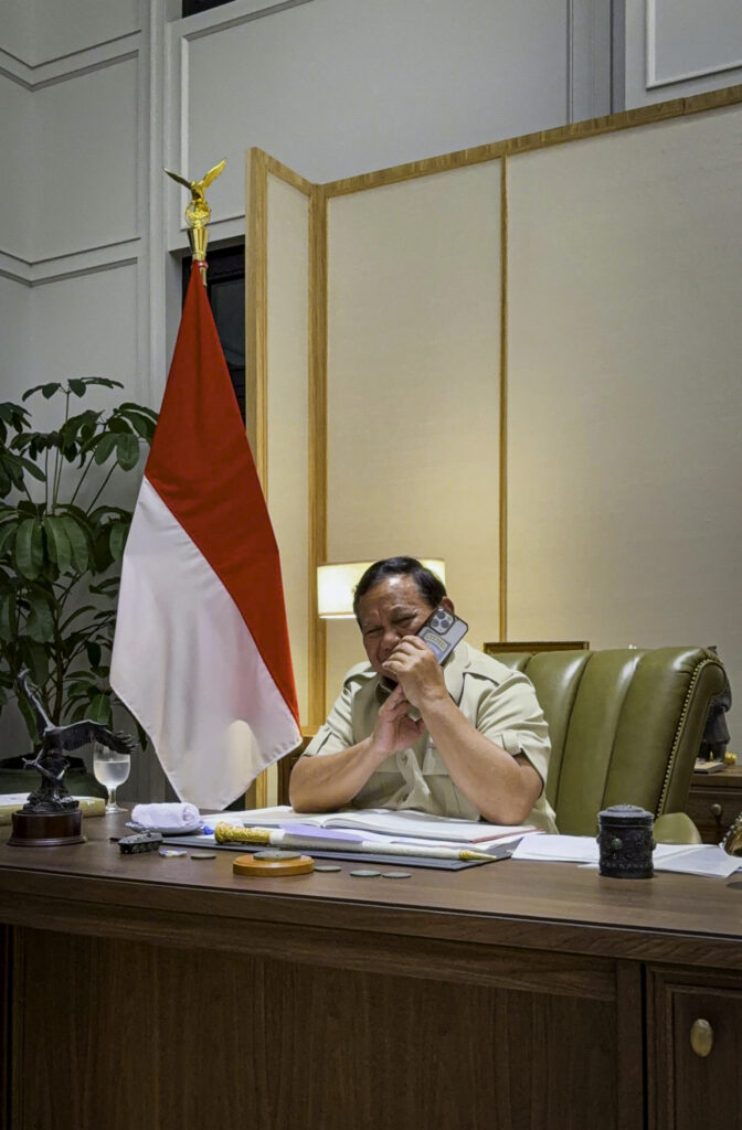 presiden prabowo terima telepon dari presiden as donald trump, bahas kerja sama dan perdamaian global 18 presiden prabowo terima telepon dari presiden as donald trump, bahas kerja sama dan perdamaian global