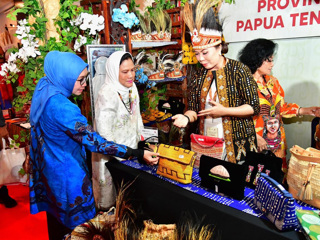ibu iriana apresiasi produk kriya pelaku umkm di wilayah papua 18 ibu iriana apresiasi produk kriya pelaku umkm di wilayah papua