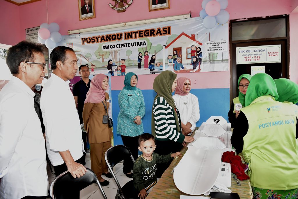 tinjau posyandu, jokowi minta semua pihak kerja keras capai target penurunan angka stunting 14% 18 tinjau posyandu, jokowi minta semua pihak kerja keras capai target penurunan angka stunting 14%