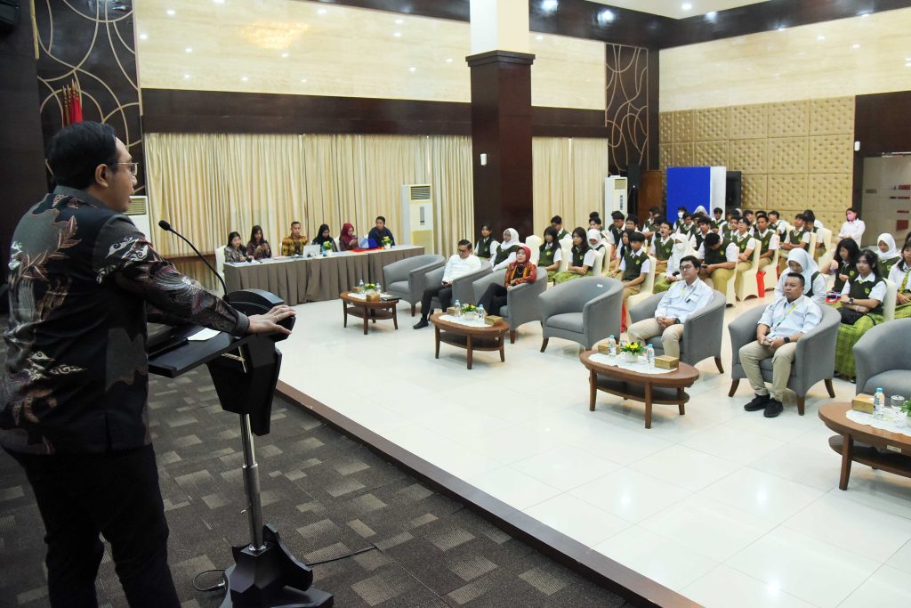 terima kunjungan sma yasporbi i, stafsus seskab: selamat datang di lingkaran inti kepresidenan 18 terima kunjungan sma yasporbi i, stafsus seskab: selamat datang di lingkaran inti kepresidenan
