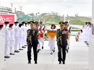 kirab duplikat bendera merah putih dan teks proklamasi tiba di istana negara ikn