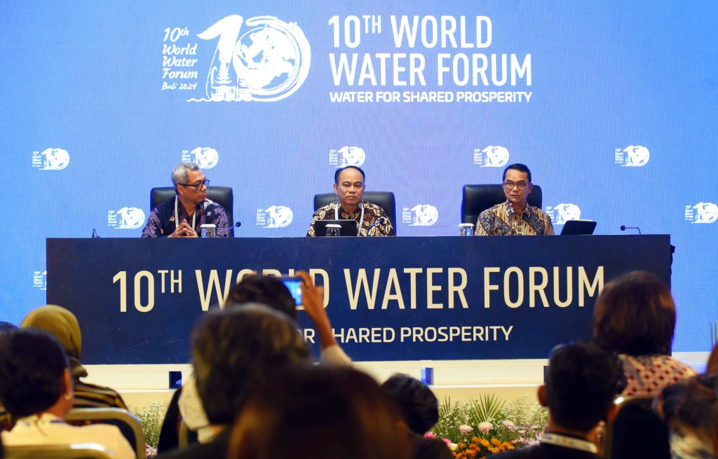 indonesia perjuangkan empat hal pokok pada world water forum 18 menteri komunikasi dan informatika memberikan keterangan pers, di ruang media center, bali nusa dua convention center 2, minggu (19/05/2024). (foto: humas setkab/rahmat)