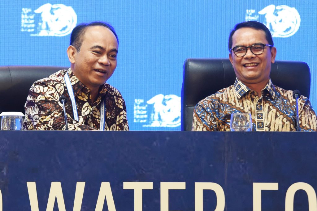 indonesia dorong komitmen global atasi tantangan pengelolaan air 18 menteri komunikasi dan informatika didampingi direktur jenderal kerja sama multilateral, kementerian luar negeri memberikan keterangan pers, di ruang media center, bali nusa dua convention center 2, minggu (19/05/2024). (foto: humas setkab/rahmat)