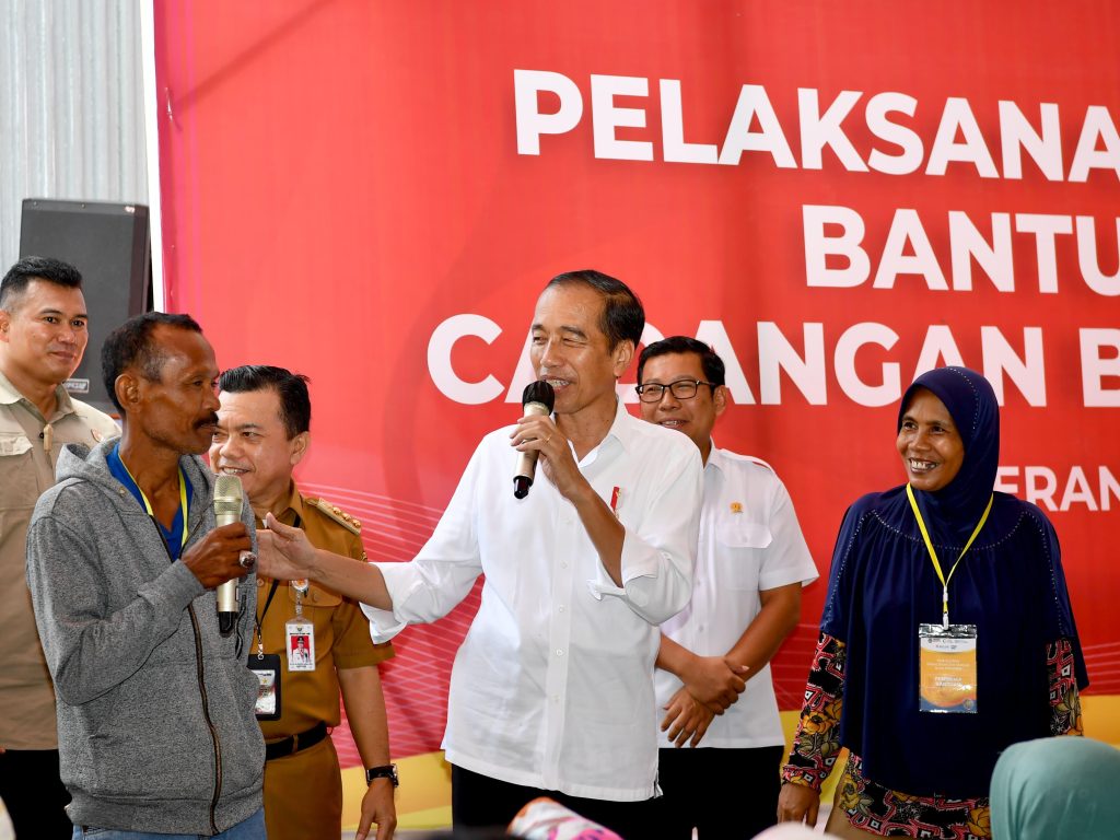 kunjungi gudang bulog pematang kandis, presiden tinjau stok beras dan serahkan bantuan pangan 18 kunjungi gudang bulog pematang kandis, presiden tinjau stok beras dan serahkan bantuan pangan