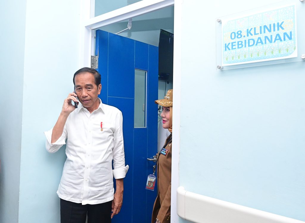 momen presiden jokowi telepon pak bas saat tinjau rsud dr. sobirin 18 momen presiden jokowi telepon pak bas saat tinjau rsud dr. sobirin