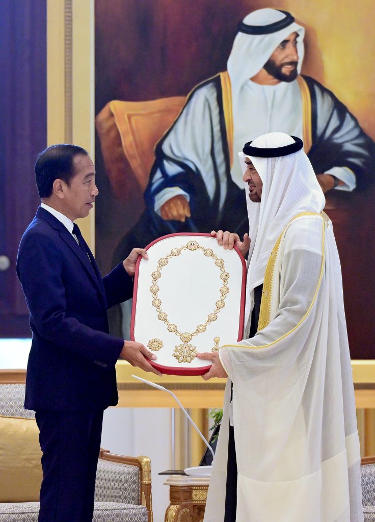 presiden jokowi terima penghargaan order of zayed 18 presiden jokowi terima penghargaan order of zayed