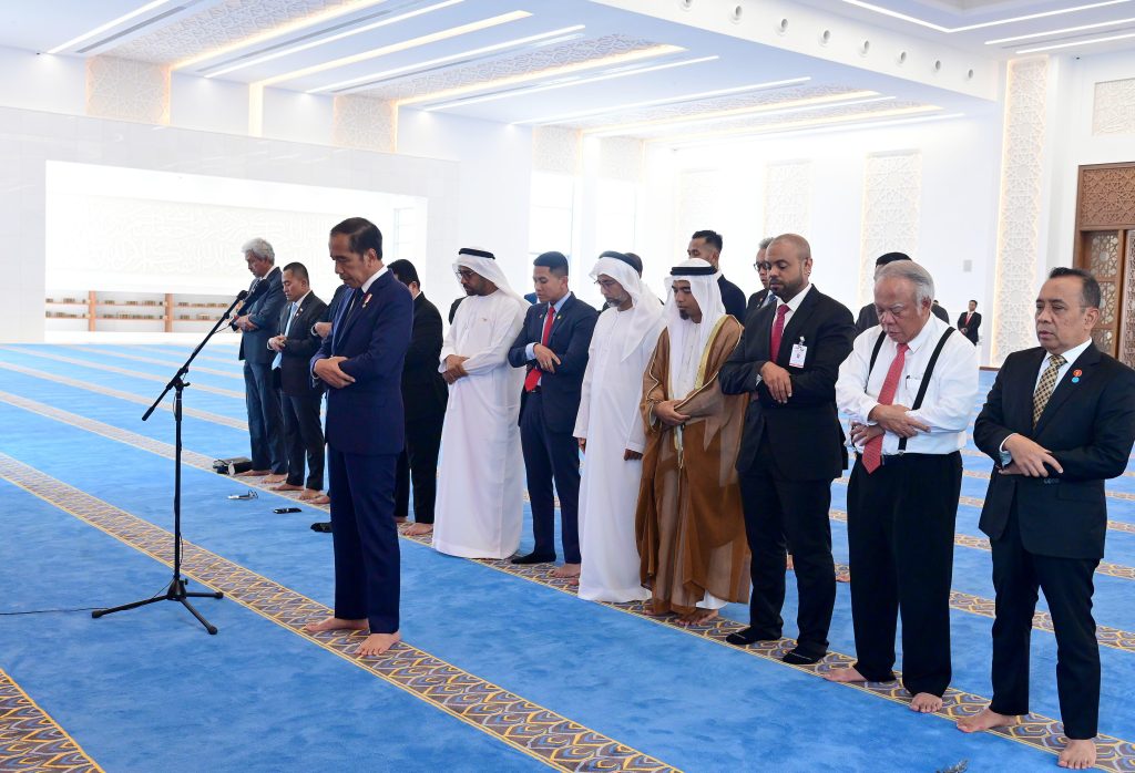 presiden jokowi salat di masjid presiden joko widodo abu dhabi 18 presiden jokowi salat di masjid presiden joko widodo abu dhabi