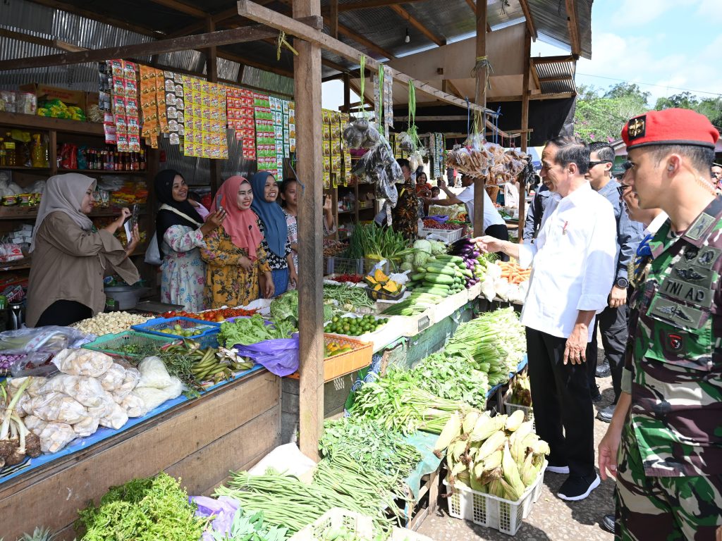 presiden jokowi cek harga dan berikan bantuan ke pedagang di pasar temenggoeng djaja karti 17 presiden jokowi cek harga dan berikan bantuan ke pedagang di pasar temenggoeng djaja karti