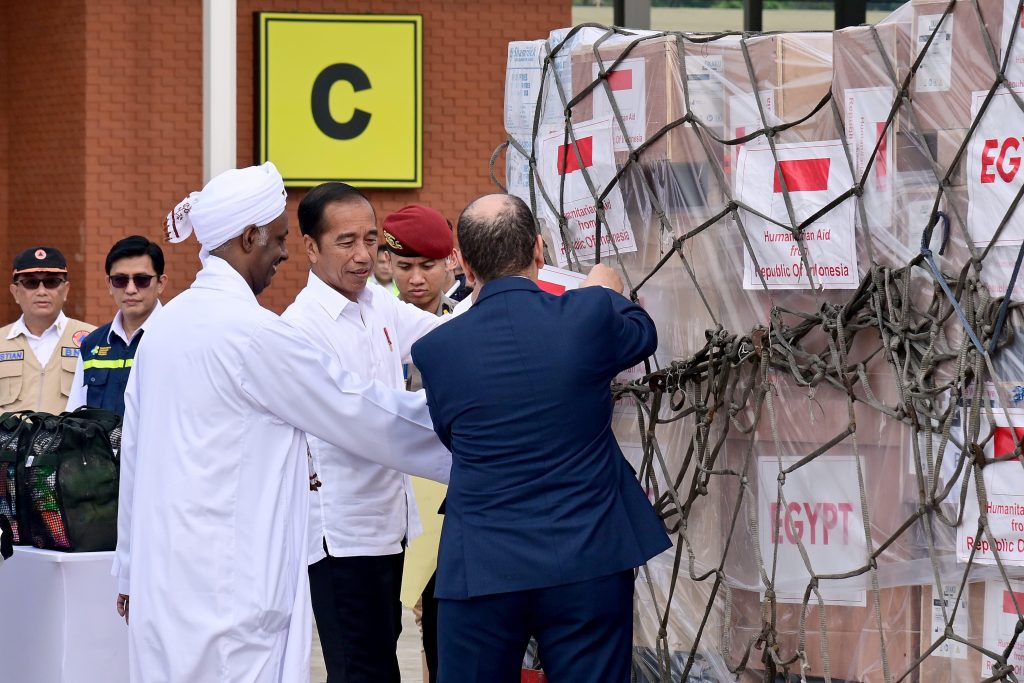 presiden jokowi lepas pengiriman bantuan kemanusiaan untuk palestina dan sudan 18 presiden jokowi lepas pengiriman bantuan kemanusiaan untuk palestina dan sudan