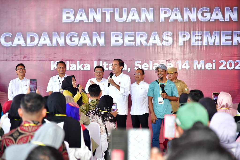presiden jokowi serahkan bantuan pangan bagi masyarakat di kolaka utara 18 presiden jokowi serahkan bantuan pangan bagi masyarakat di kolaka utara