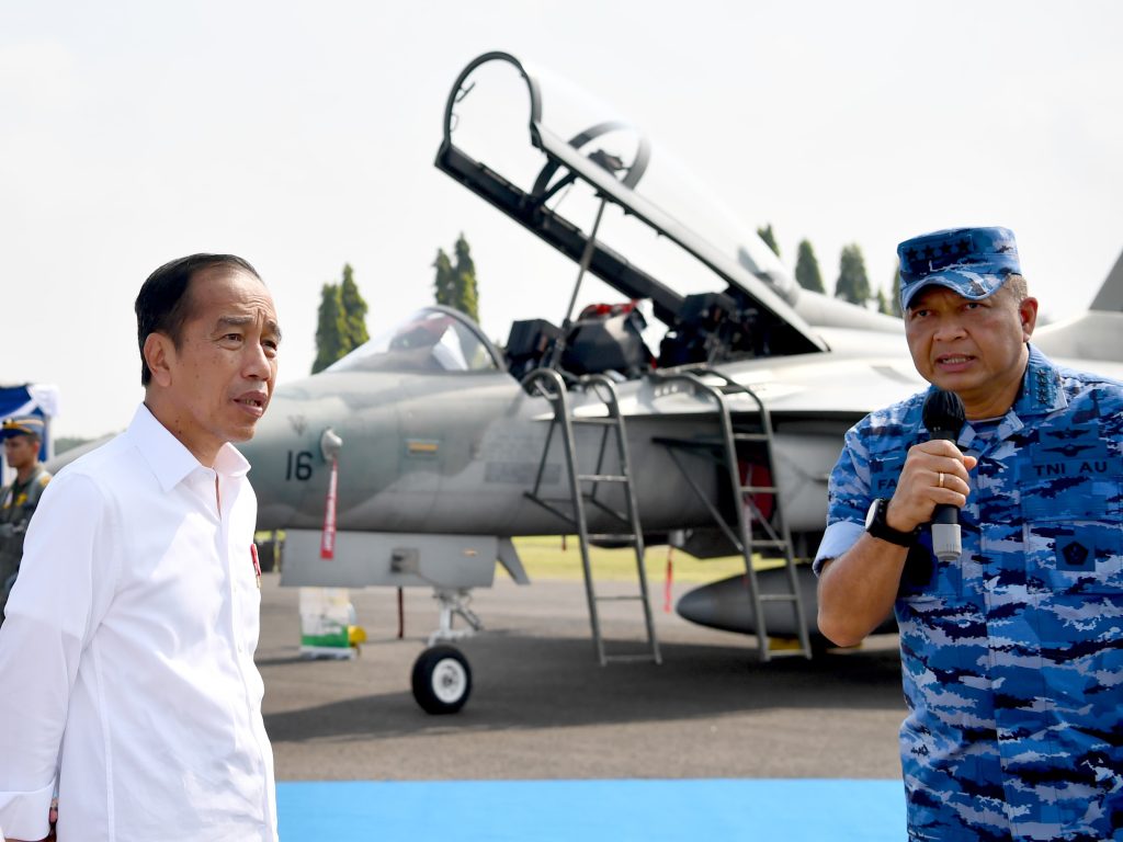presiden jokowi tinjau kesiapan alutsista di pangkalan tni au iswahjudi 18 presiden jokowi tinjau kesiapan alutsista di pangkalan tni au iswahjudi