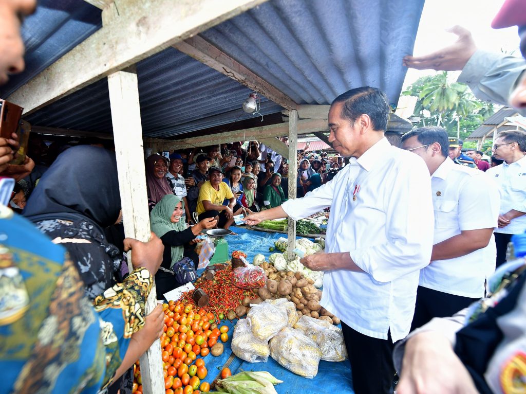 presiden jokowi tinjau pasar rakyat kambara, pastikan stabilitas harga kebutuhan pokok 18 presiden jokowi tinjau pasar rakyat kambara, pastikan stabilitas harga kebutuhan pokok