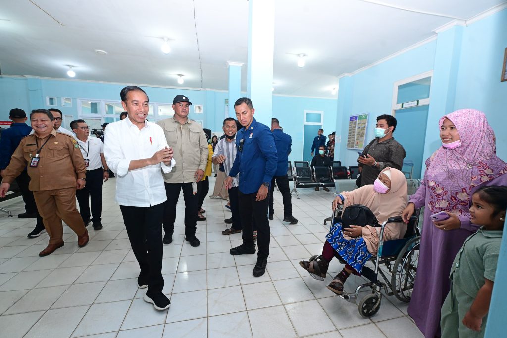 presiden jokowi tinjau pelayanan dan fasilitas kesehatan di rsud sekadau