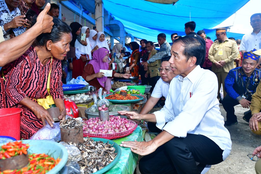 presiden jokowi tinjau stabilitas harga di pasar lacaria jelang iduladha 18 presiden jokowi tinjau stabilitas harga di pasar lacaria jelang iduladha