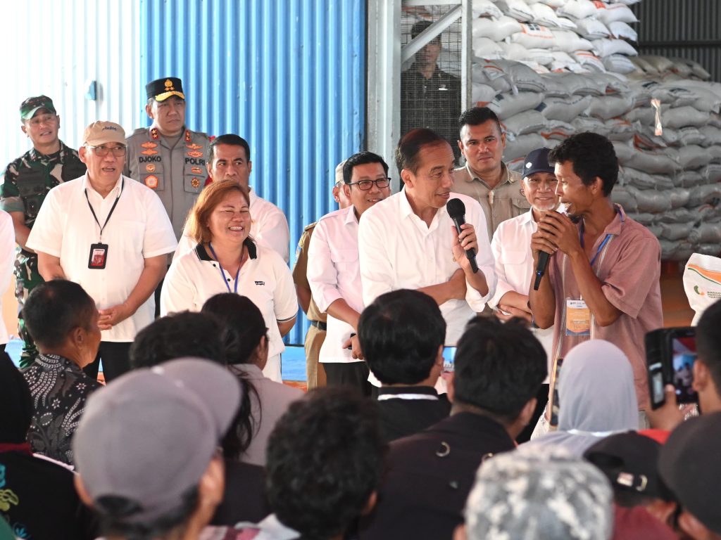 presiden jokowi tinjau stok beras dan serahkan bantuan cadangan pangan di palangkaraya 18 presiden jokowi tinjau stok beras dan serahkan bantuan cadangan pangan di palangkaraya