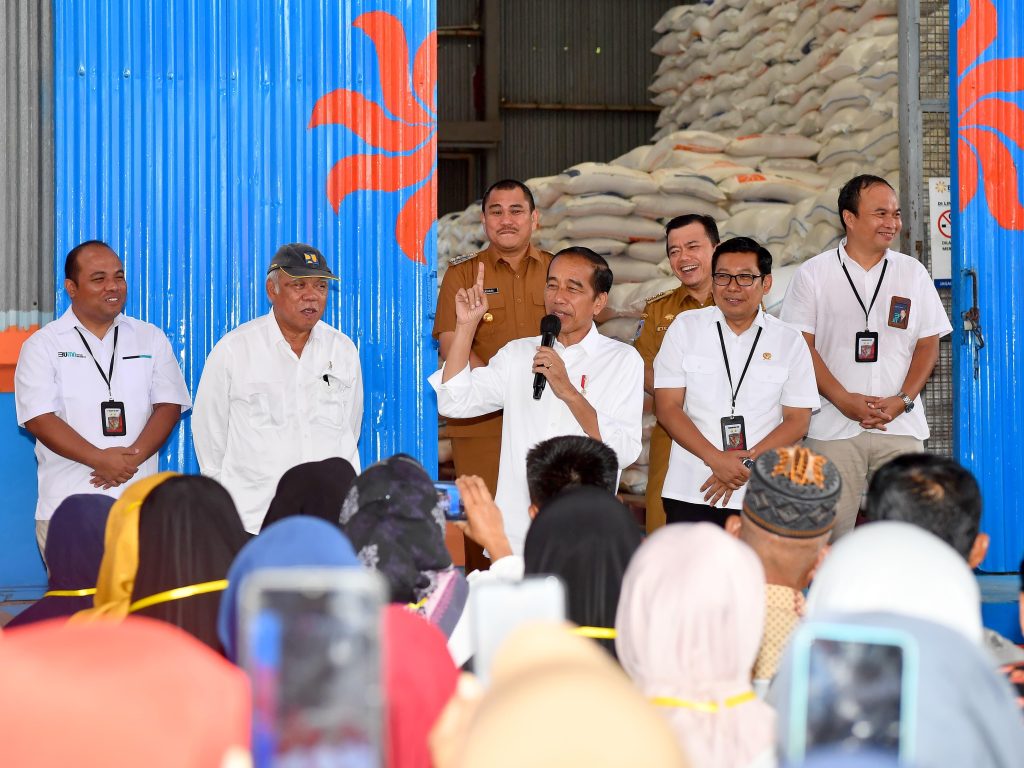 presiden jokowi tinjau stok beras dan serahkan bantuan pangan di kabupaten bungo 18 presiden jokowi tinjau stok beras dan serahkan bantuan pangan di kabupaten bungo