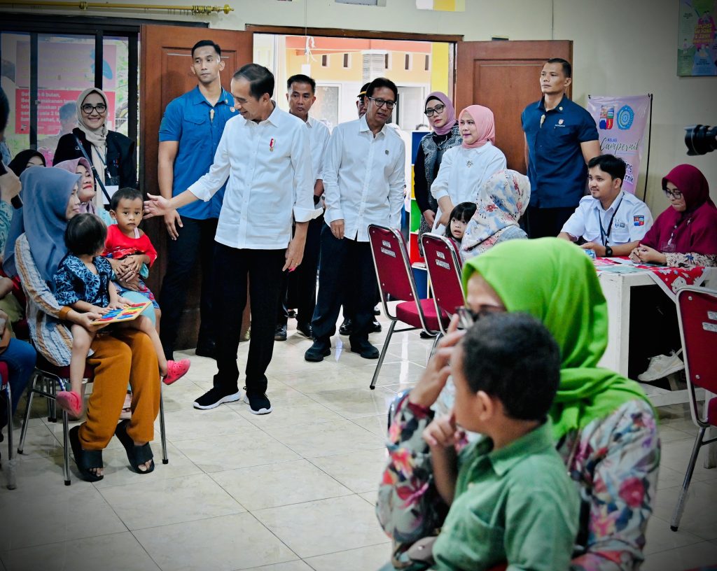 presiden jokowi dan ibu iriana tinjau gerakan intervensi serentak pencegahan stunting di posyandu bogor 17 presiden jokowi dan ibu iriana tinjau gerakan intervensi serentak pencegahan stunting di posyandu bogor