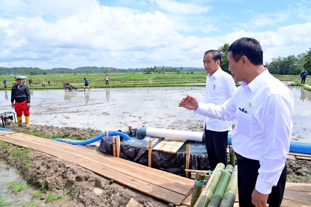 presiden jokowi dan ibu iriana tinjau pelaksanaan bantuan pompa irigasi di sulawesi selatan 18 presiden jokowi dan ibu iriana tinjau pelaksanaan bantuan pompa irigasi di sulawesi selatan