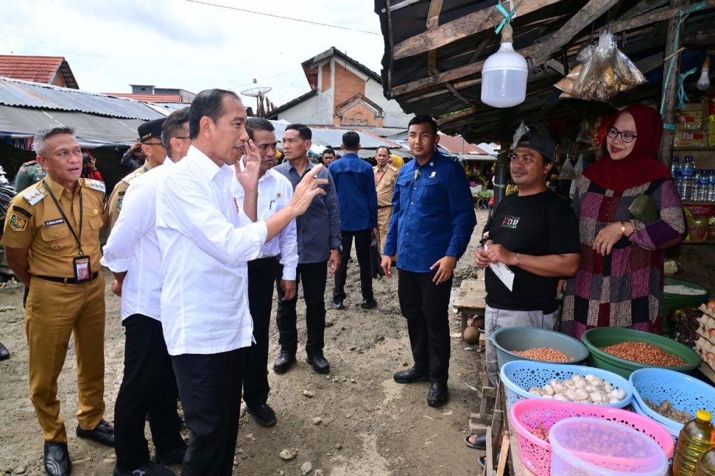 presiden dan ibu iriana cek harga bahan pokok di pasar sentral palakka 18 presiden dan ibu iriana cek harga bahan pokok di pasar sentral palakka