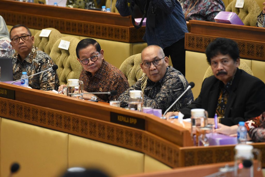 seskab hadiri rapat kerja dengan komisi ii dpr ri 18 seskab hadiri rapat kerja dengan komisi ii dpr ri