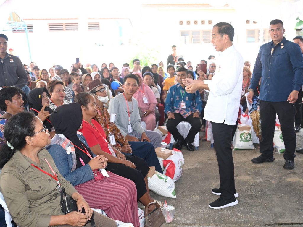 serahkan bantuan pangan di gudang bulog buntok, presiden pastikan kontinuitas hingga desember 18 serahkan bantuan pangan di gudang bulog buntok, presiden pastikan kontinuitas hingga desember