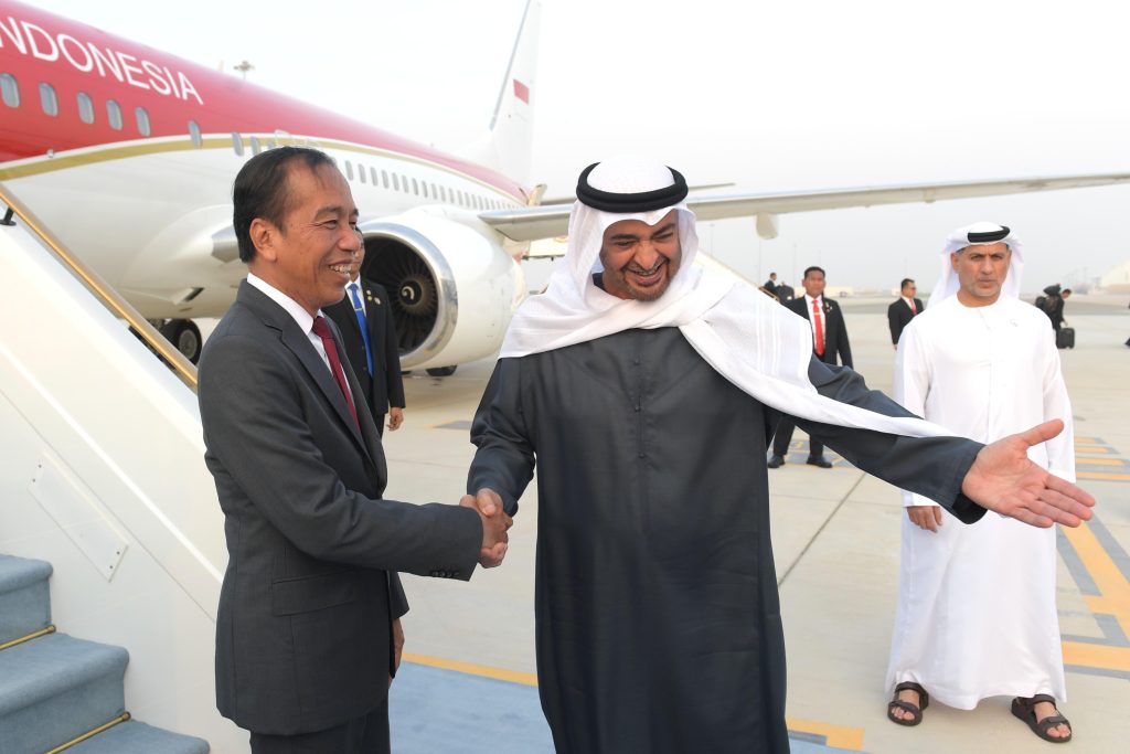 tiba di abu dhabi, presiden jokowi disambut langsung presiden mbz di bandara zayed 18 tiba di abu dhabi, presiden jokowi disambut langsung presiden mbz di bandara zayed