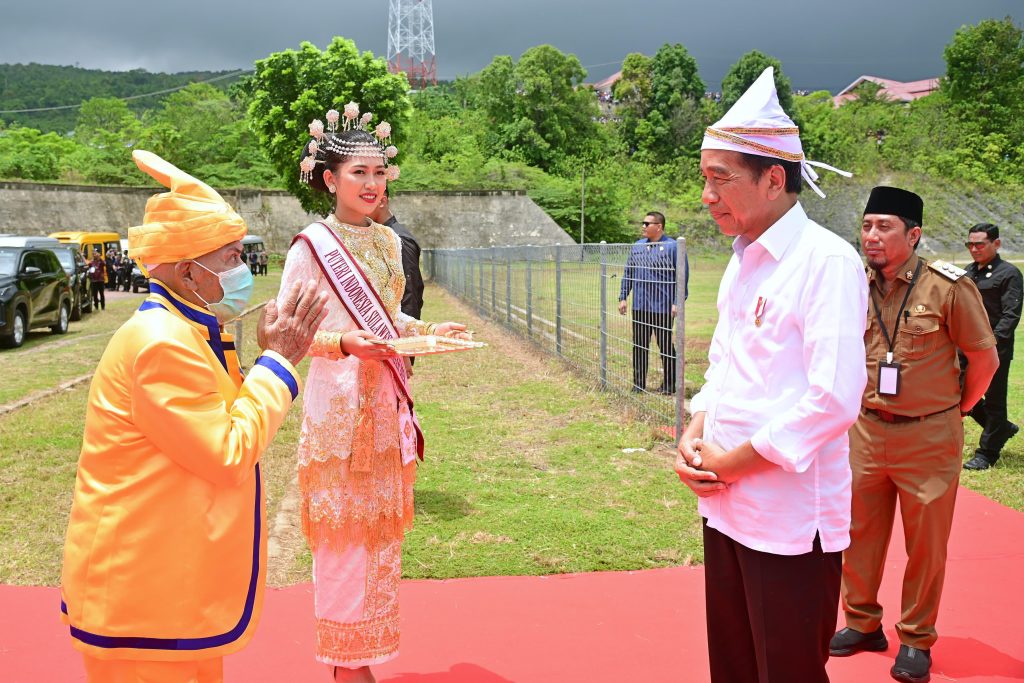tiba di banggai kepulauan, presiden jokowi disambut ketua adat dan masyarakat 18 tiba di banggai kepulauan, presiden jokowi disambut ketua adat dan masyarakat