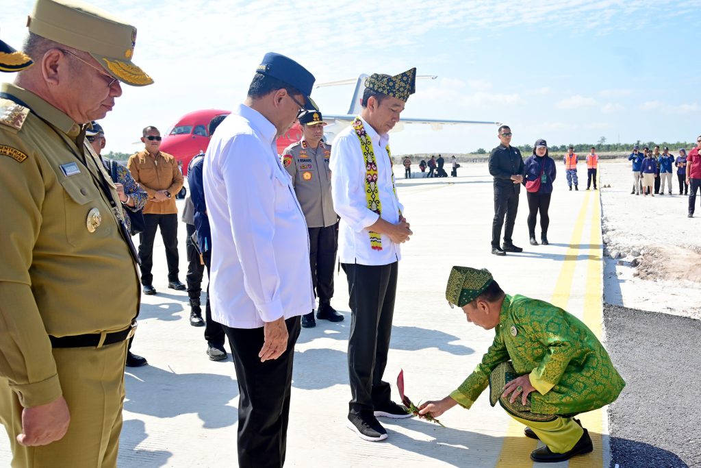 tiba di kalbar, presiden jokowi disambut prosesi adat tepung tawar 18 tiba di kalbar, presiden jokowi disambut prosesi adat tepung tawar