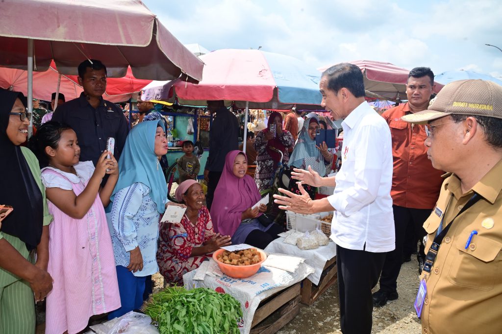 tinjau pasar lawang agung, presiden jokowi pastikan stabilitas harga di musi rawas utara 18 tinjau pasar lawang agung, presiden jokowi pastikan stabilitas harga di musi rawas utara