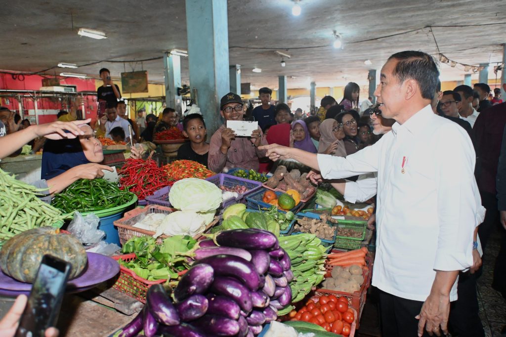 tinjau pasar di kotawaringin timur, presiden jokowi pastikan harga baik dan stabil 18 tinjau pasar di kotawaringin timur, presiden jokowi pastikan harga baik dan stabil