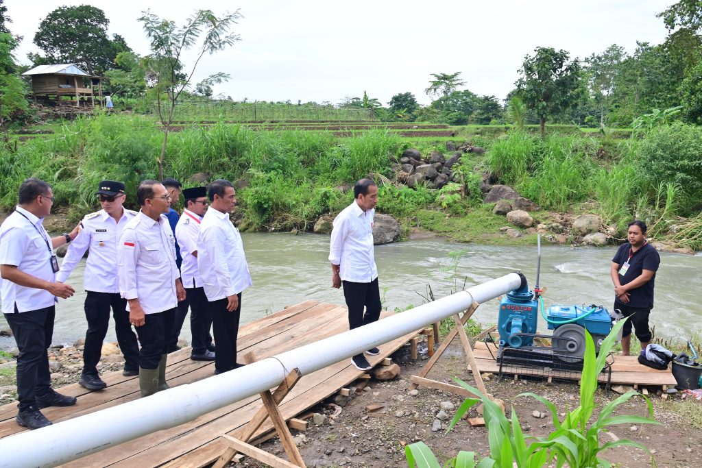 tinjau pompanisasi di bantaeng, presiden: tingkatkan produktivitas pertanian dan antisipasi kekeringan 17 tinjau pompanisasi di bantaeng, presiden: tingkatkan produktivitas pertanian dan antisipasi kekeringan