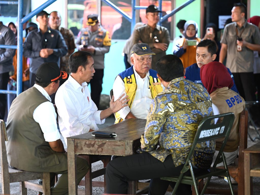 presiden jokowi tinjau posko pengungsian warga terdampak banjir di demak 18 presiden jokowi tinjau posko pengungsian warga terdampak banjir di demak