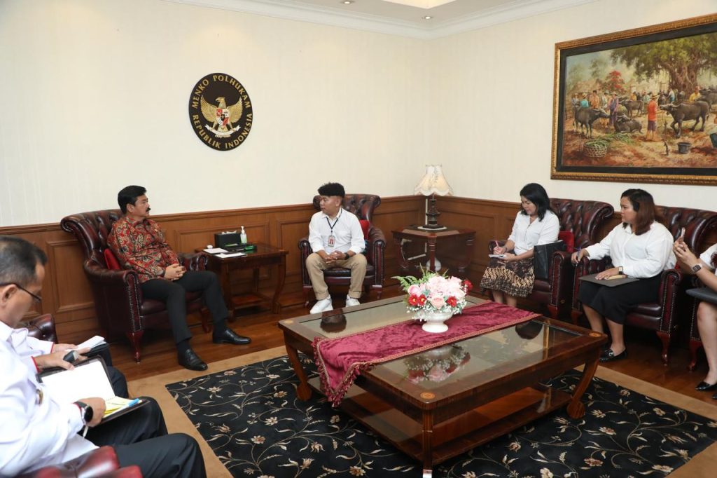 menko polhukam dan staf khusus presiden billy mambrasar bahas percepatan pembangunan papua 18 menko polhukam dan staf khusus presiden billy mambrasar bahas percepatan pembangunan papua