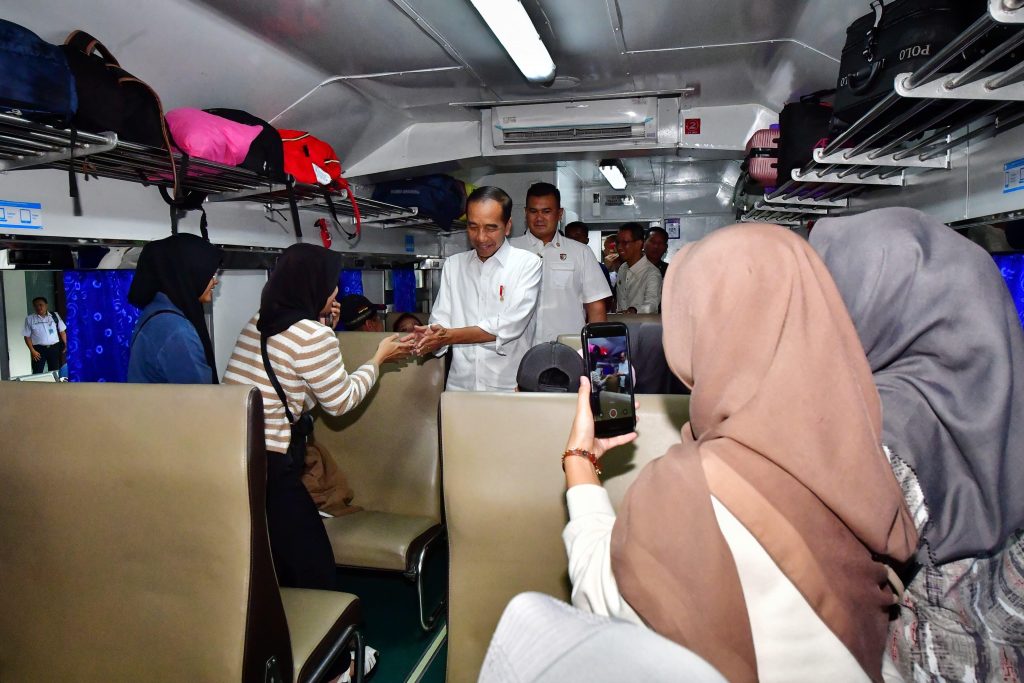 presiden jokowi tinjau arus mudik lebaran di stasiun pasar senen 18 presiden jokowi tinjau arus mudik lebaran di stasiun pasar senen