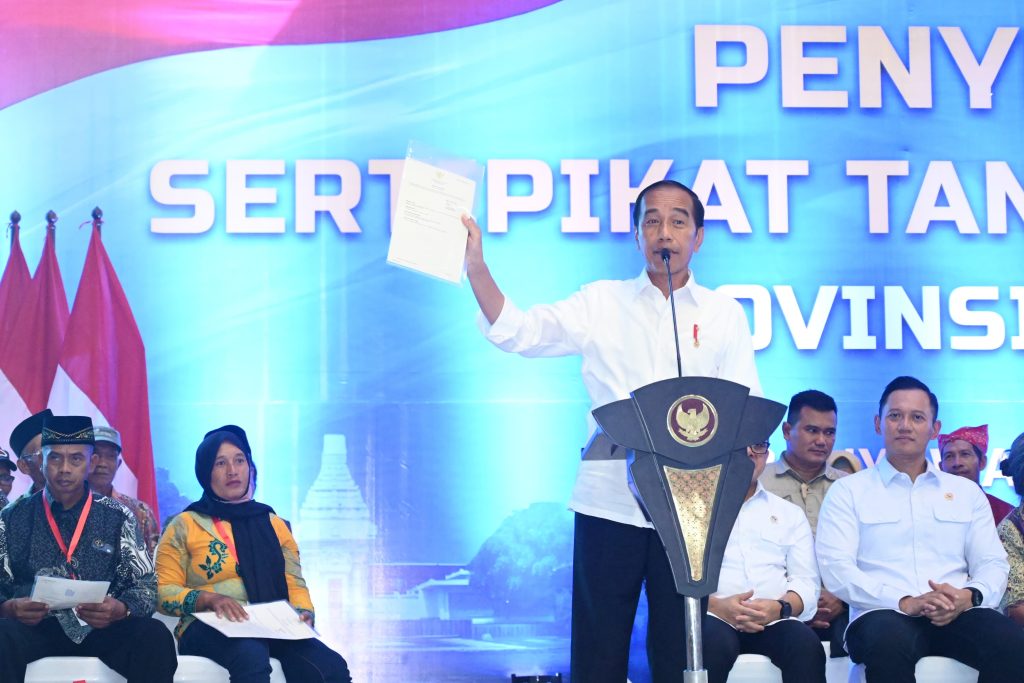 presiden jokowi serahkan ribuan sertifikat tanah elektronik hasil redistribusi tanah di banyuwangi 18 presiden jokowi serahkan ribuan sertifikat tanah elektronik hasil redistribusi tanah di banyuwangi