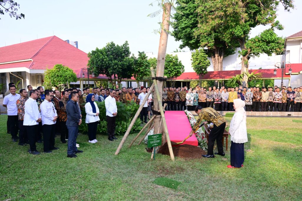 presiden jokowi dan ibu iriana tanam pohon di halaman istana kepresidenan jakarta 18 presiden jokowi dan ibu iriana tanam pohon di halaman istana kepresidenan jakarta