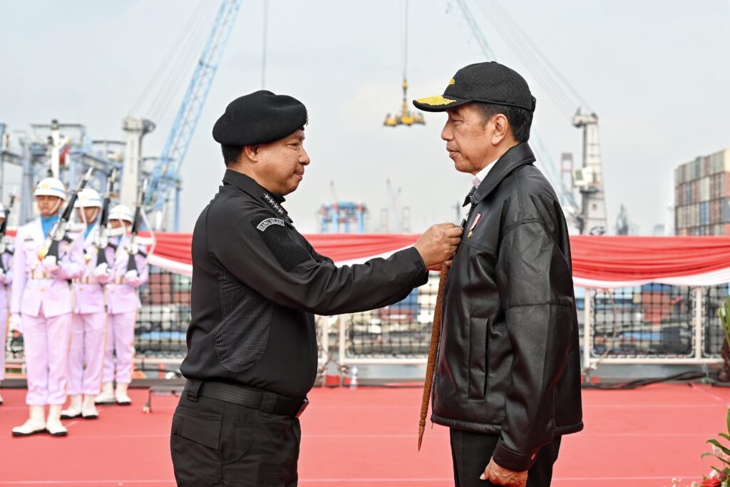 president jokowi awarded hiu kencana honorary brevet 18 president jokowi awarded hiu kencana honorary brevet