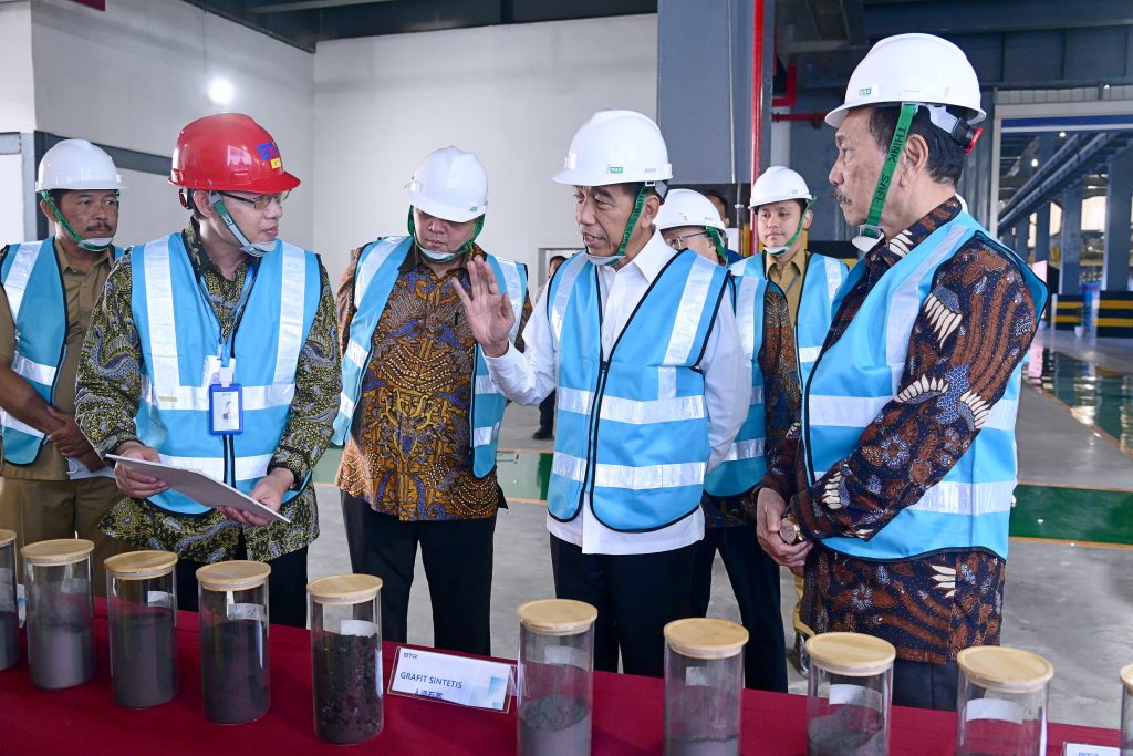 presiden jokowi resmikan pabrik bahan anoda baterai litium di kek kendal 18 presiden jokowi resmikan pabrik bahan anoda baterai litium di kek kendal