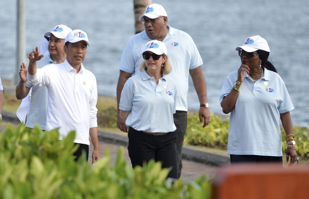 presiden jokowi tunjukan konservasi mangrove pada kepala negara dan delegasi ktt wwf 18 presiden jokowi tunjukan konservasi mangrove pada kepala negara dan delegasi ktt wwf