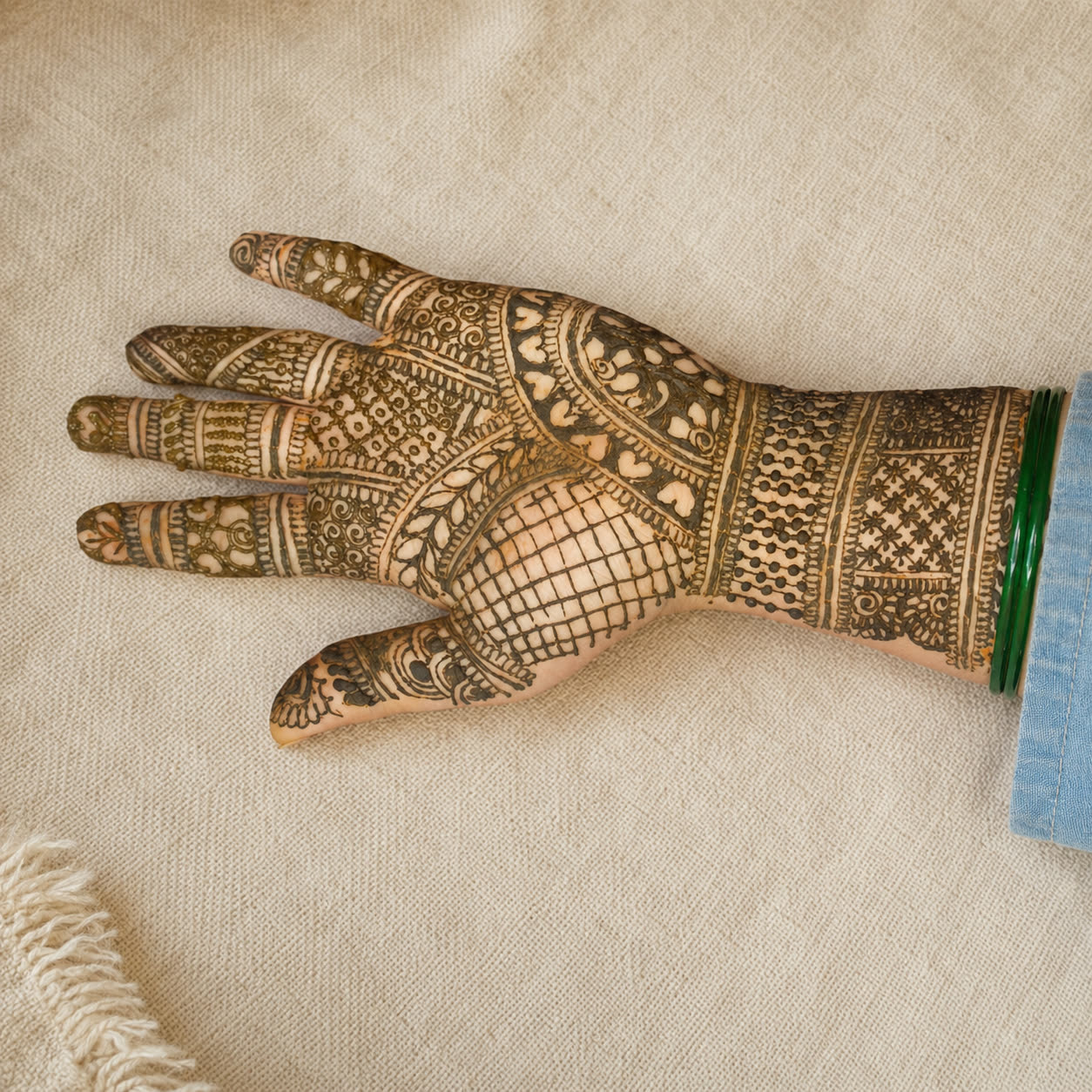 Full-hand traditional design