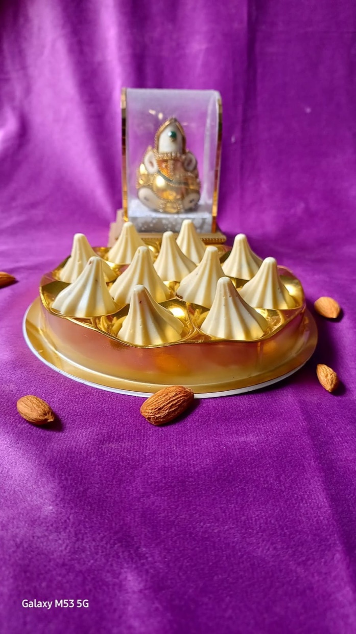 Golden tray with almond crunch